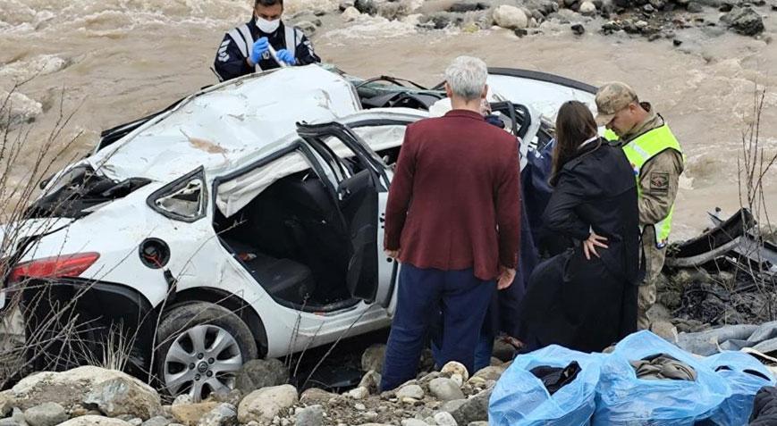 Erzincan’da korkunç kaza! Otomobil dereye uçtu: 2 kişi öldü, 1 kişi ağır yaralı