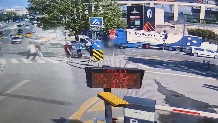 İstanbul’da görevi başındaki kadın polise minibüs çarptı! Kaza anı kamerada