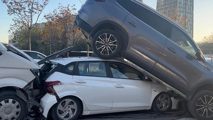 Kartal'da 4 araç birbirine girdi! Zincirleme kazada 5 kişi yaralandı