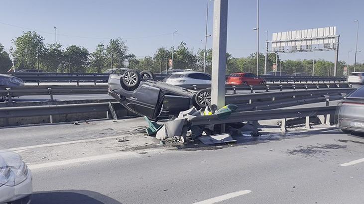 Küçükçekmece'de otomobil bariyerlere çarparak takla attı