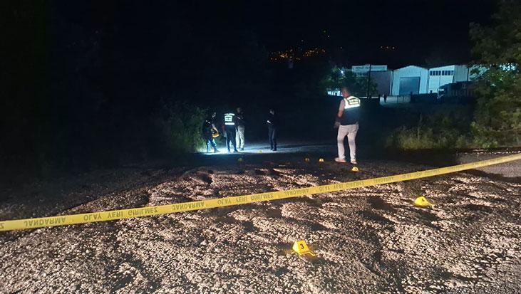 Sakarya'da sokak ortasında silahlı çatışma! Kurşunlar havada uçuştu, bölgeye ekipler yağdı: Çok Sayıda yaralı var