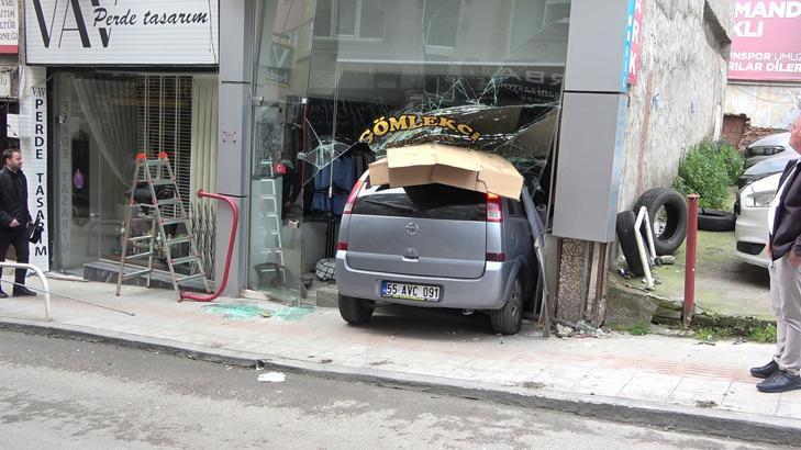 Samsun’da otomobil dükkana daldı! Kontrolden çıkan araç terzinin camını paramparça etti