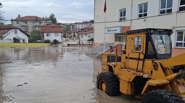 Samsun'da sağanak etkili oldu! Yollar göle döndü, araçlar sele kapıldı