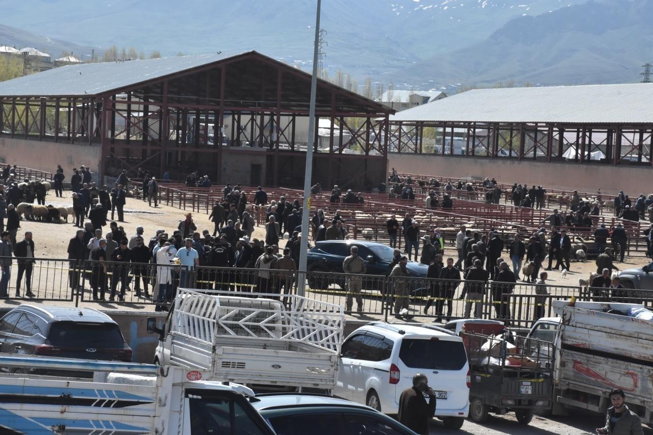 Van’daki hayvan pazarında ortalık savaş alanına döndü! Silahlı kavga faciayla bitti: 1 ölü, 13 yaralı