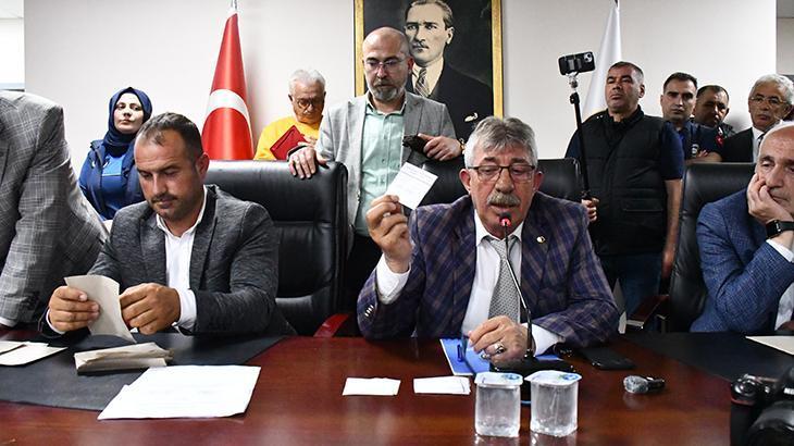 Akçakoca'da görevden uzaklaştırılan belediye başkanının yerine AK Parti'li Meclis Üyesi Ünal vekil seçildi
