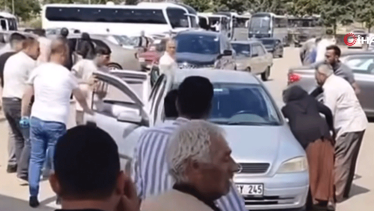 Aralarında husumet bulunan iki aile cenazade karşılaştı! 'Bu nasıl çatışma? Yat, yat, yat…'