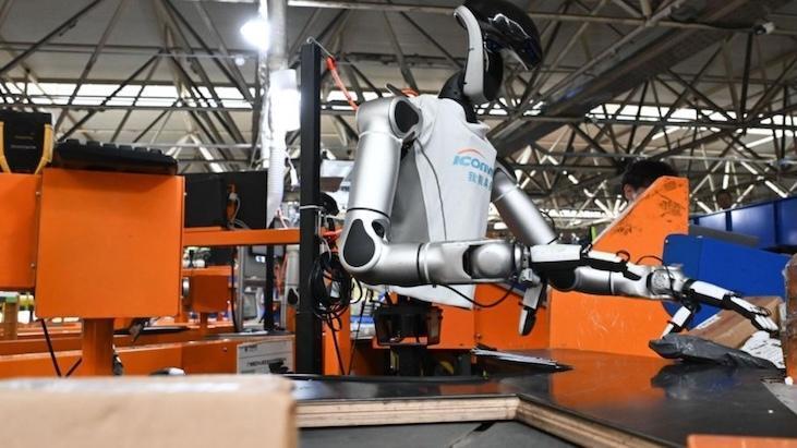 Çin, saatte 1.200 kargo ayıklayan insansı robotları çalıştırmaya başladı