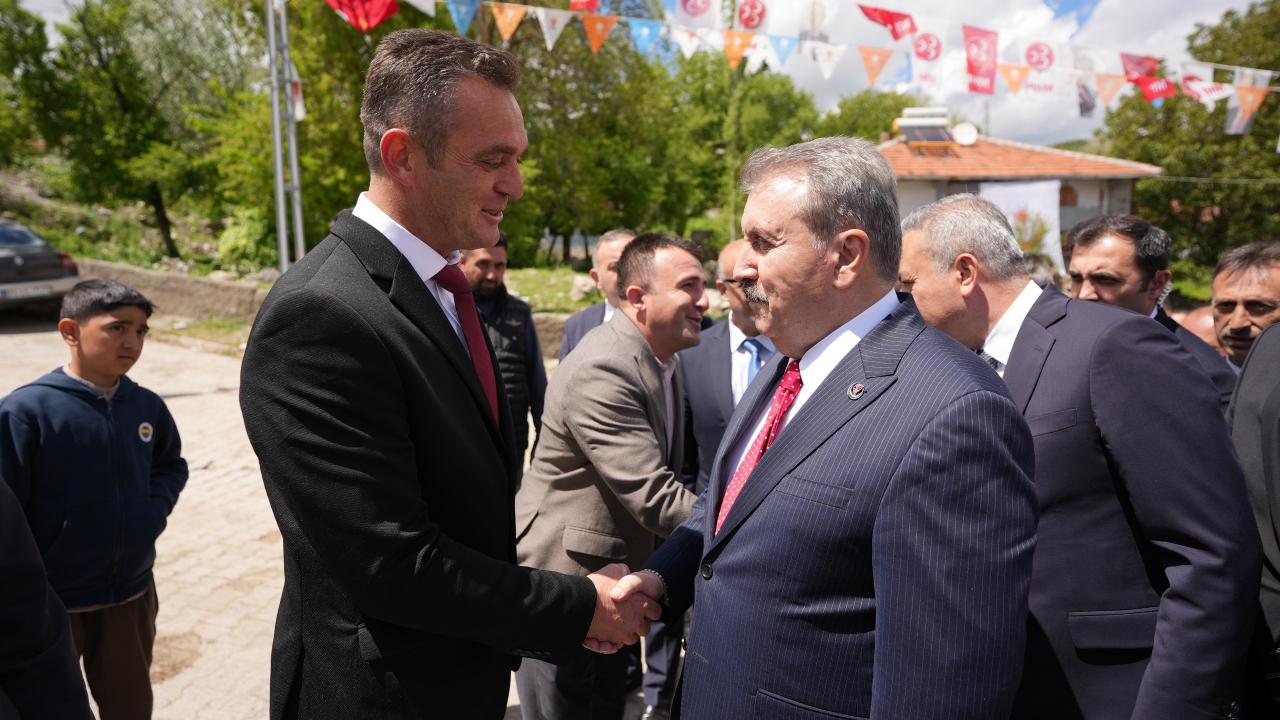 Destici’den Kuşçu’da MHP seçim ofisini ziyaret etti