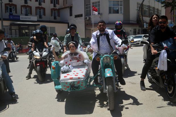 Düğünde ezber bozan tercih! Gelin arabası yerine 20 yıllık motosikletle yola çıktılar