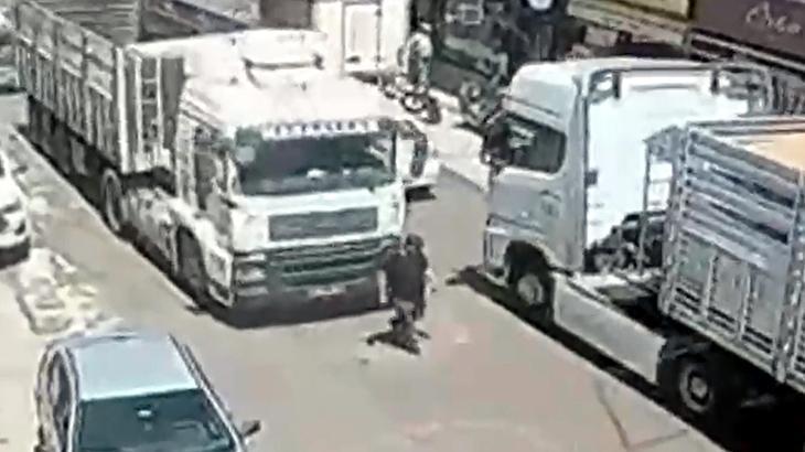 Feci kaza güvenlik kamerasında! TIR'ın çarptığı yaya öldü