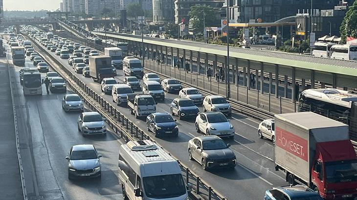 İstanbul'da bayram tatilinin ardından ilk iş gününde trafik yoğunluğu