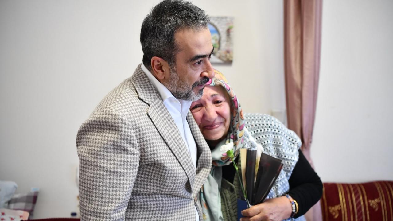 Özcan’dan yaşlılara anlamlı ziyaret: Büyüklerimiz baş tacımız