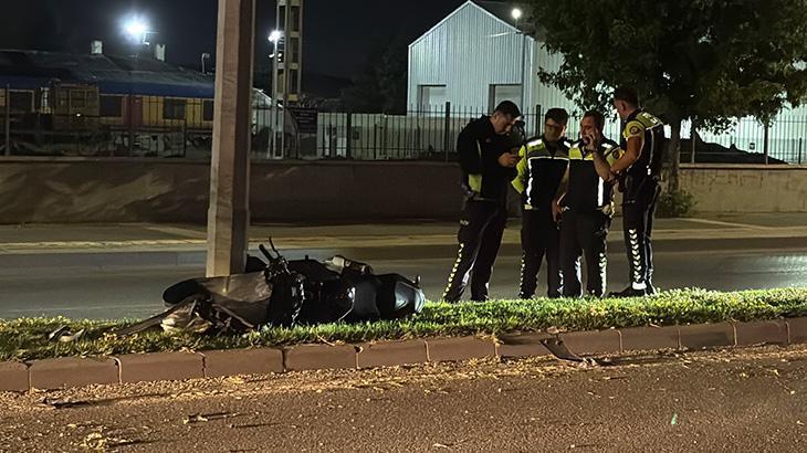 Sivas'ta motosiklet aydınlatma direğine çarptı: 2 yaralı