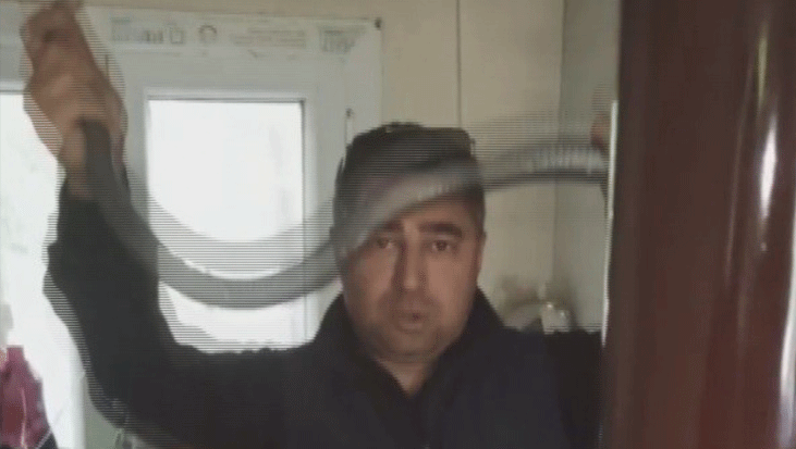 'Yılancı Kemal' eve giren dev karayılanı eliyle yakaladı! 'İnsanlardan uzak dur' diyerek doğaya bıraktı