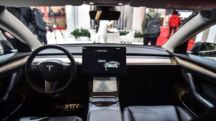 Tesla'nın tam otonom kazasında sürücüye adam öldürme suçlaması yapıldı