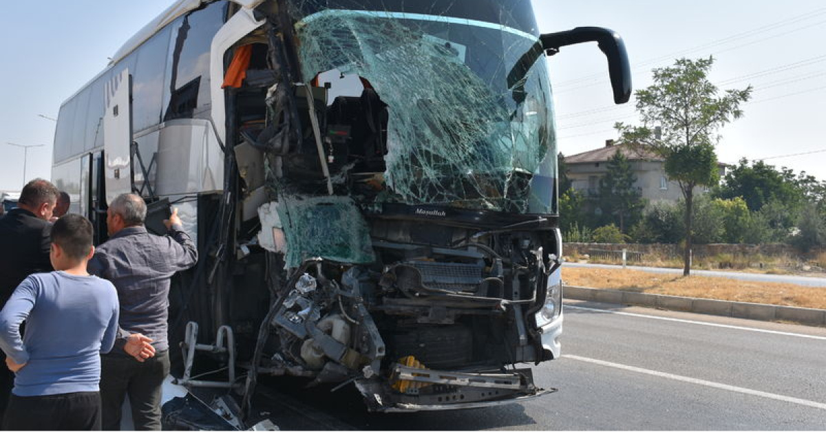 Afyonkarahisar’da yolcu otobüsü kamyonete çarptı: 1 ölü, 15 yaralandı