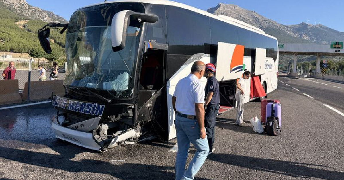 Beton bariyere çarptı! Yaralılar var!