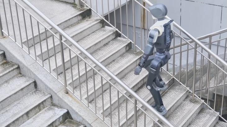 Bu robot merdivenleri insan gibi çıkabiliyor