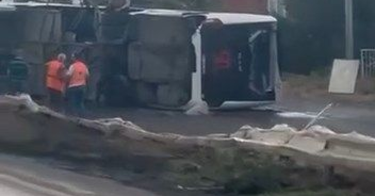 Büyükçekmece’de servis otobüsü devrildi: 18 yaralı