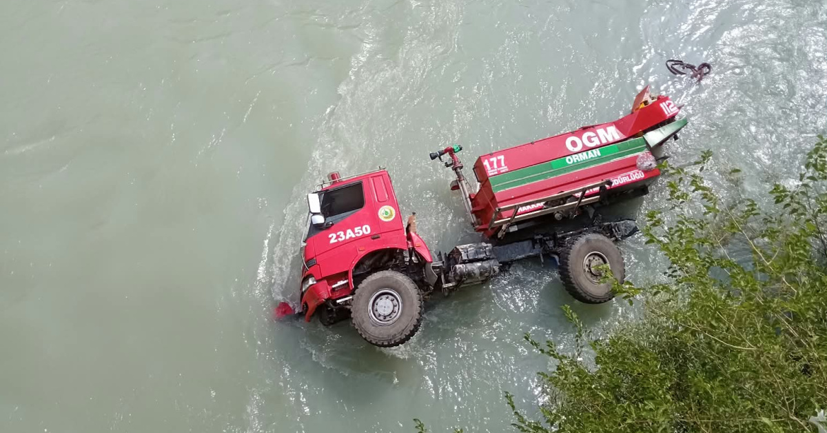 Hakkari’de yangına müdahaleye giden aracının kaza yapması sonucu 3 kişi yaralandı