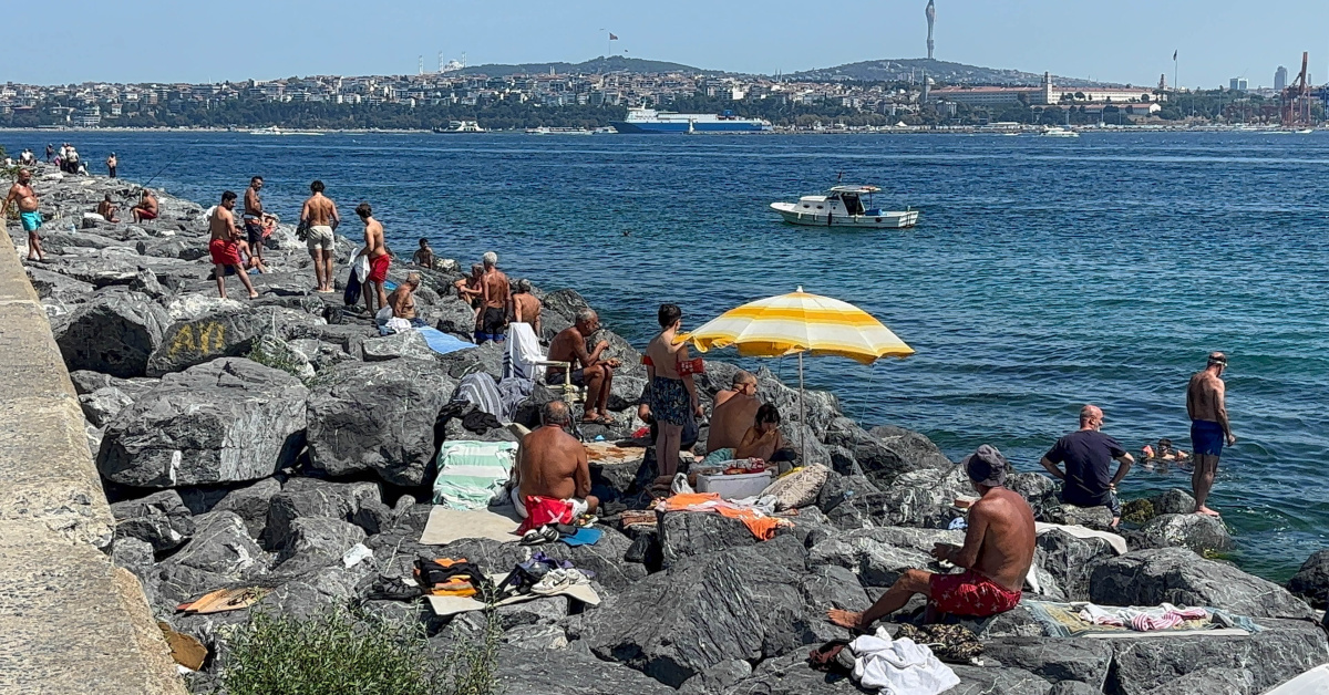 İstanbul’da sıcaktan bunalanlar Boğaz’a akın etti