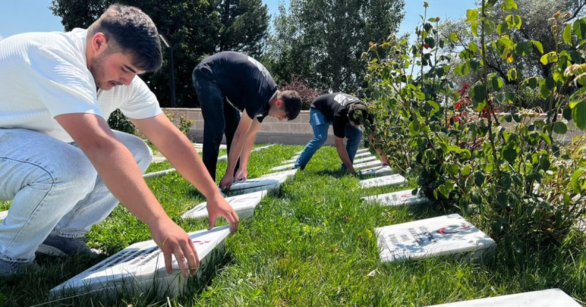 Öğrenciler, Dumlupınar Şehitliği’ndeki 510 şehidin mezar taşını yeniledi
