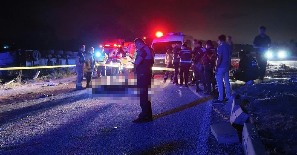 Bursa’da hatalı sollama yapan TIR, motosiklete çarptı: 2 ölü