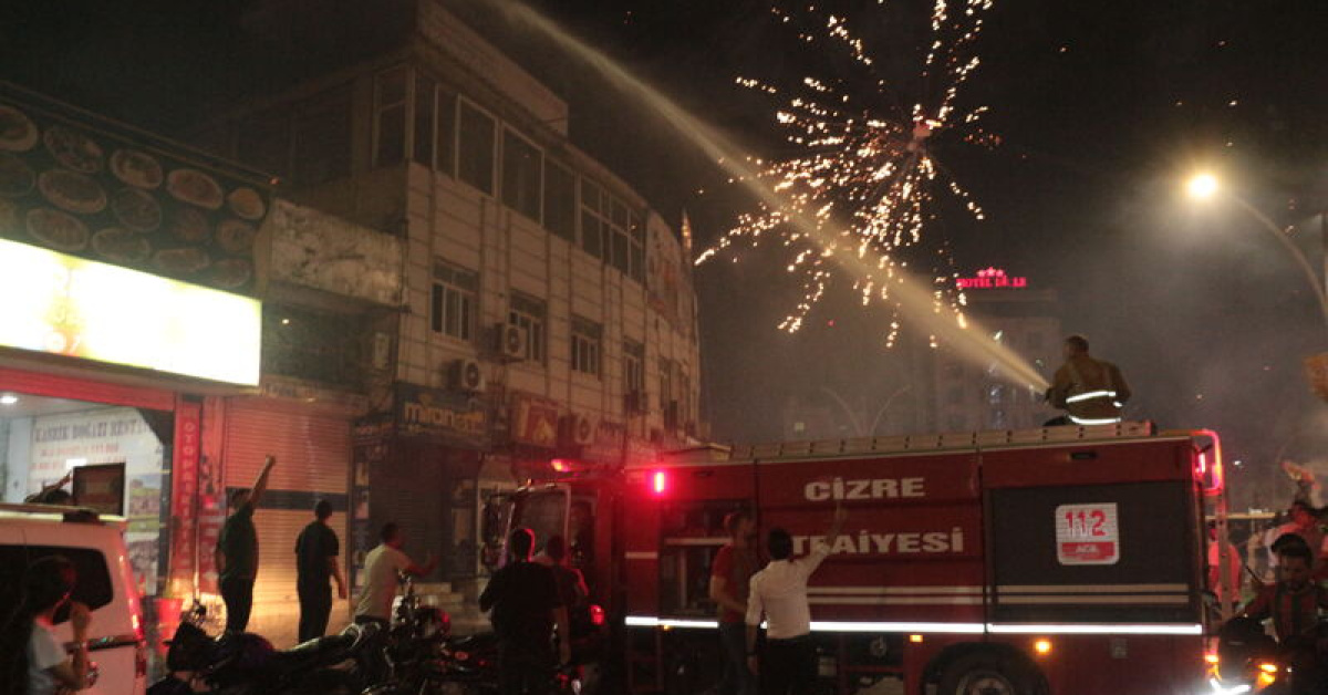 Cizre’de Amedspor galibiyeti kutlamalarında yangın: 1 itfaiye eri yaralandı