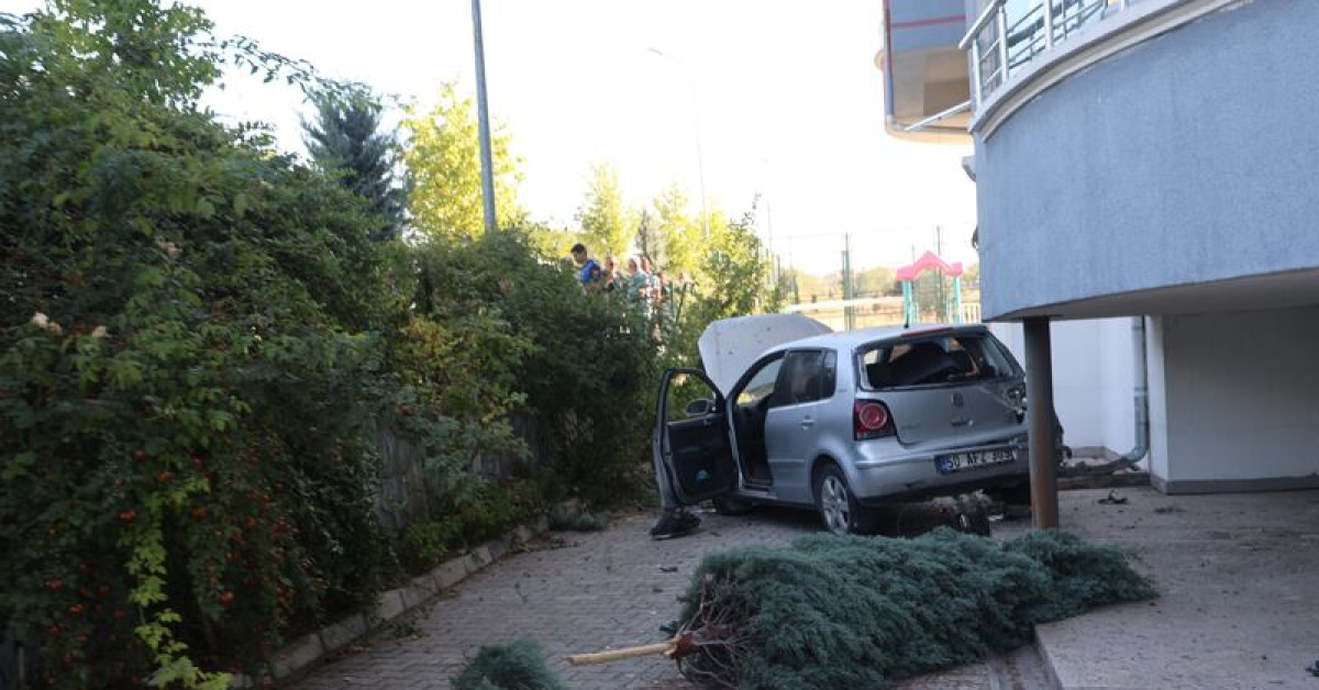Kontrolden çıkan otomobil apartmanın bahçesine düştü: 1 yaralı