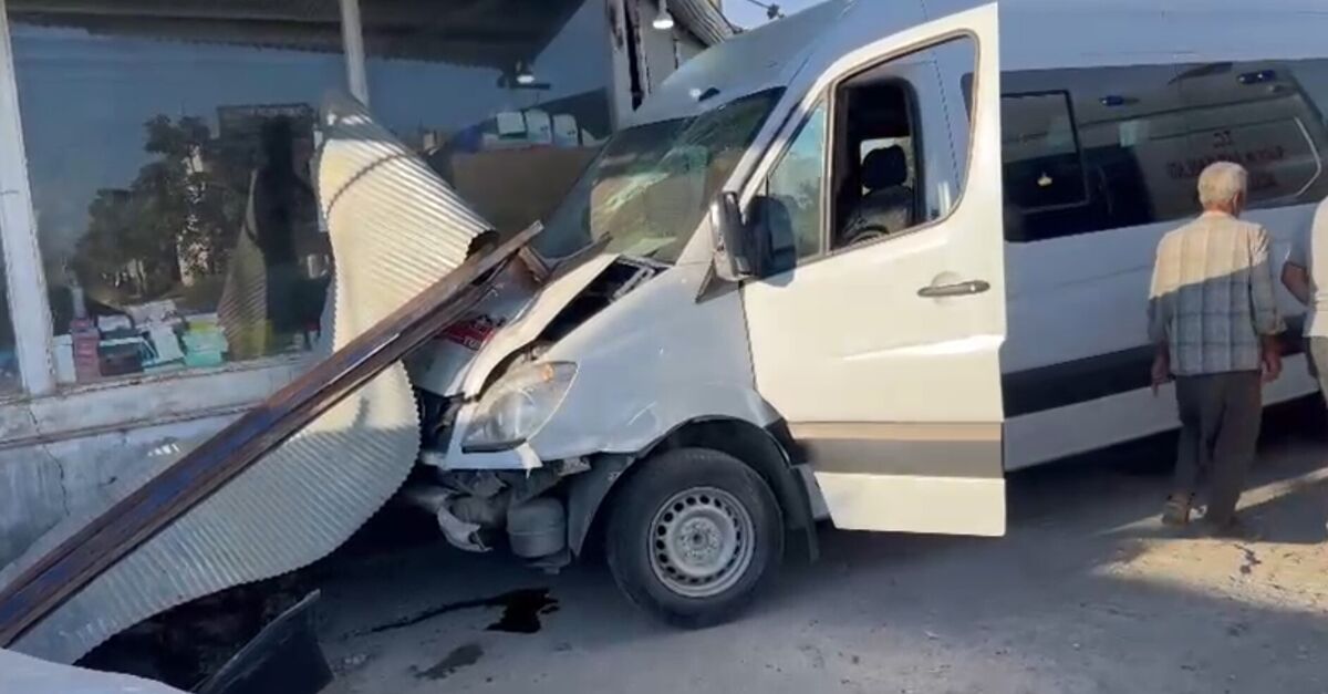 Şanlıurfa’da işçi servisi dükkana daldı: 10 yaralı