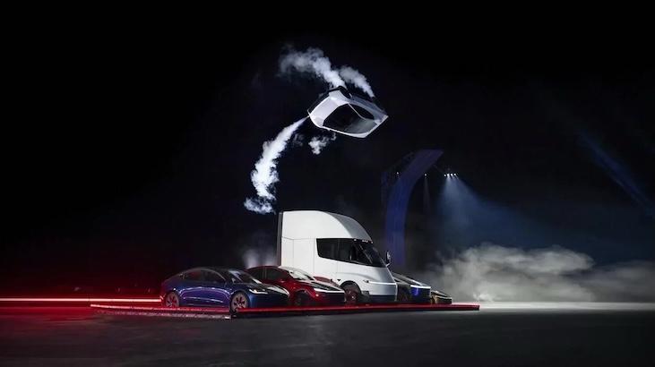 Havada uçan ve takla atabilen Tesla Roadster modeli tanıtıldı