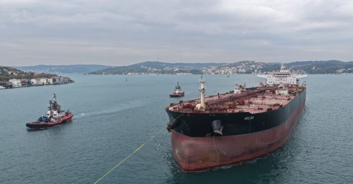 İHA saldırısına uğrayan “Nelsa” tankeri İstanbul Boğazı’nda