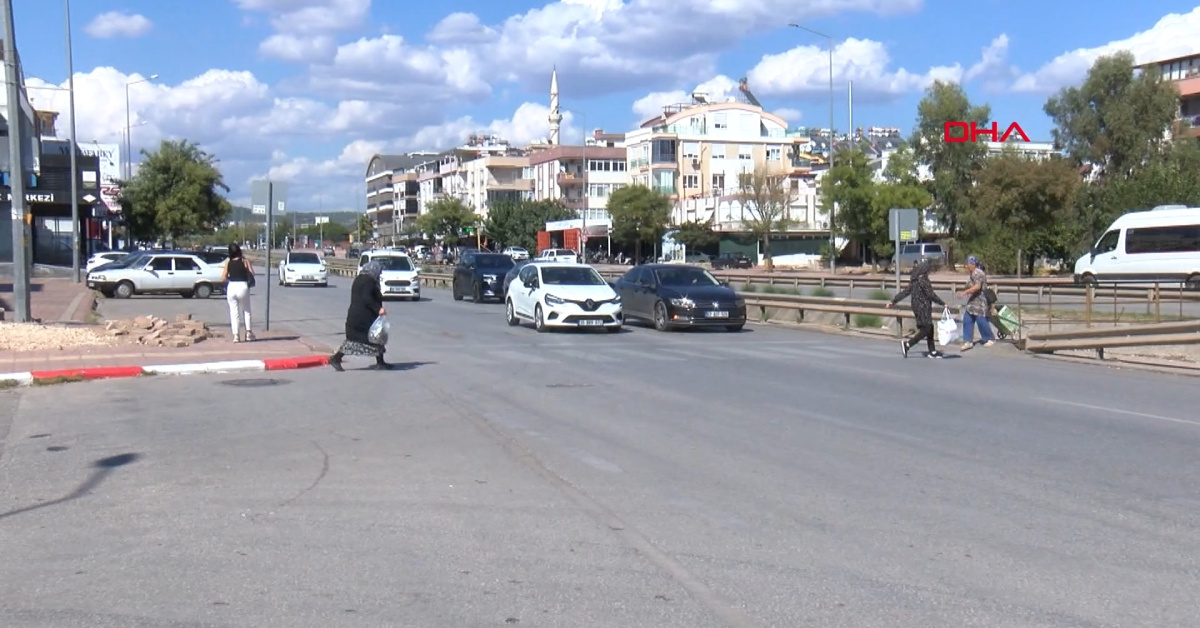 İki mahalleyi ayıran caddede tehlikeli geçiş: Vatandaşlardan acilen üst geçit talebi