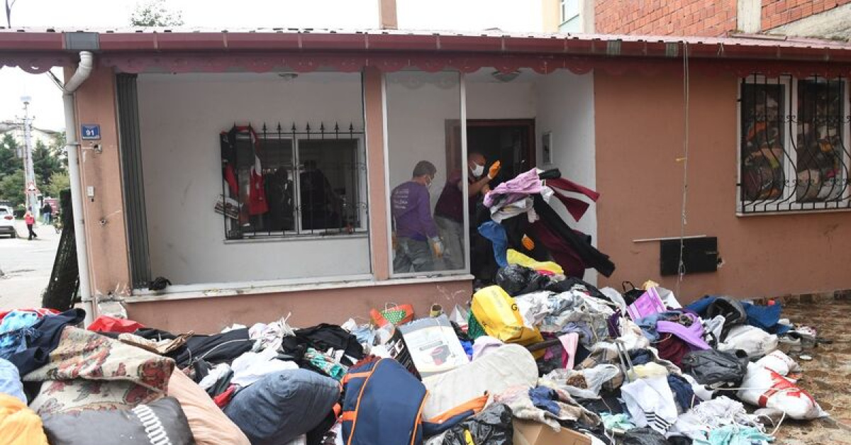 Ordu’da kötü koku şikâyetine ekipler, bir evden 20 kamyon çöp ve atık çıkardı