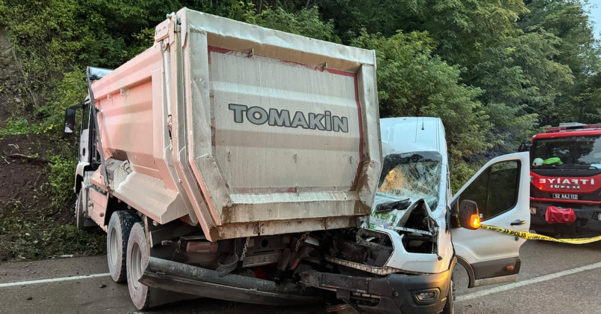 Ordu’nun Fatsa ilçesinde kamyonla çarpışan minibüste 18 öğrenci yaralandı