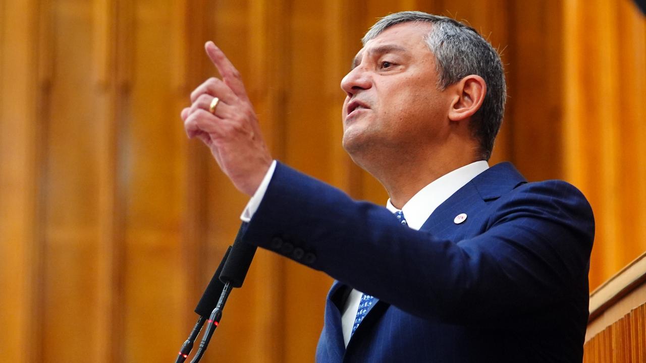 Özgür Özel yine kontrolden çıktı! Cemil Tugay’a ağza alınmayacak sözler: O namussuzu…