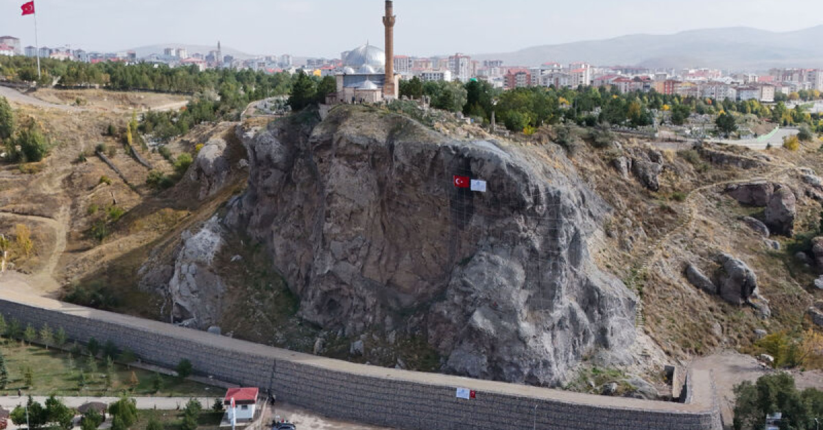 Sivas’ta Yukarı Tekke kayalıklarında ıslah çalışmaları sona erdi, ikinci aşamaya geçildi