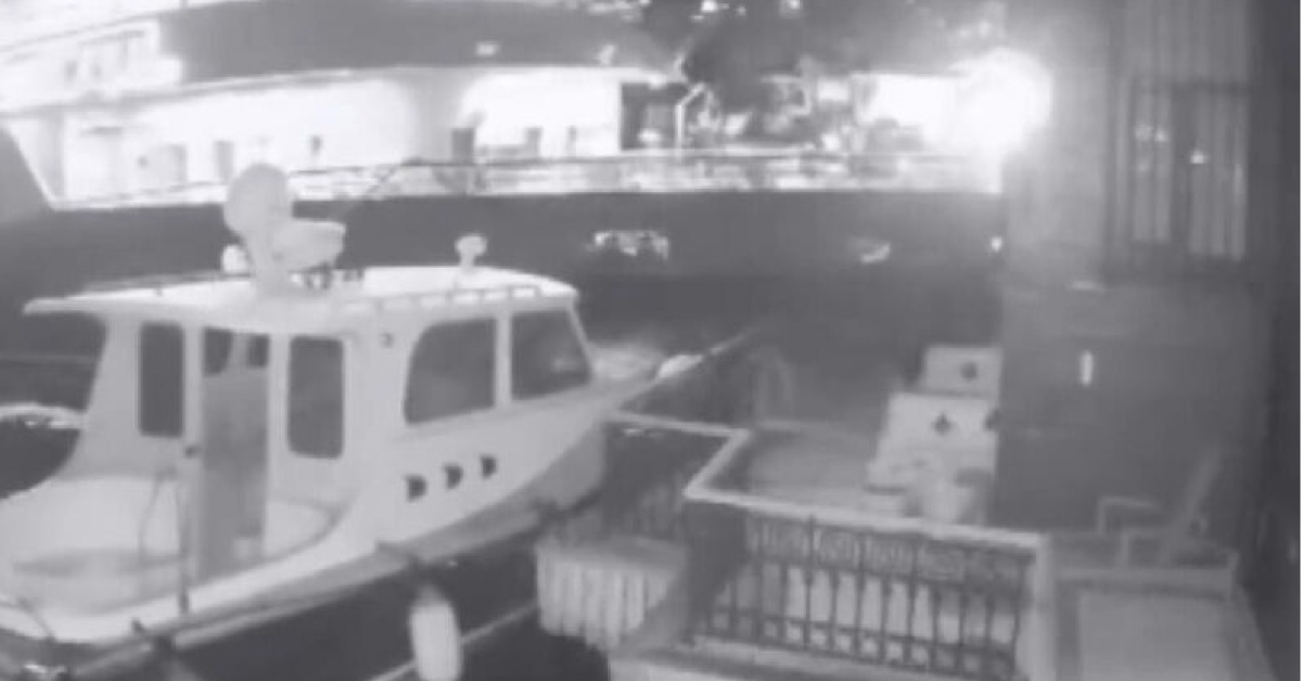 Üsküdar’da vapur yalıya çarptı! O anlar kamerada